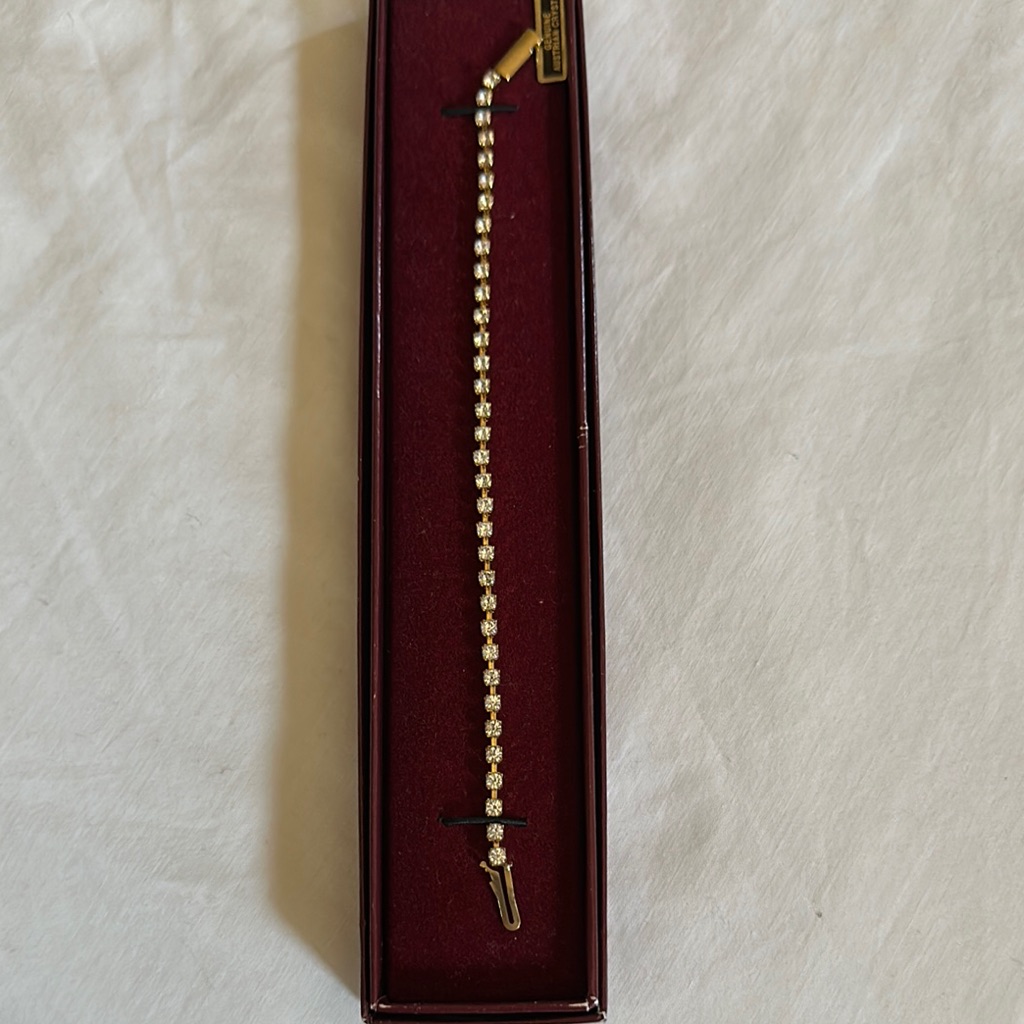 Elegant Gold Bracelet With Timeless Charm